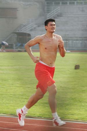 giant running - the little giant is running