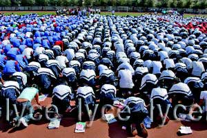 get down on their knees  - hundreds of students got down on their knees to show their gratitude to their teachers