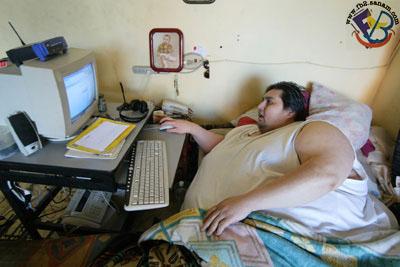 worlds fatest man - worlds fattest man surfing the internet