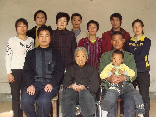 flesh cocktail - The photo of my whole family,am i handsome?In my memory,It was happened on my grandma's birthday.My nuncle,aunt,brothers,sisters,parents and me,sat around my grandma,we made the dumpling,LOL,I love them~