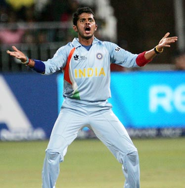 Sreesanth, a bit carried away Bowler - Sreesanth appeals unsuccessfully against Mathew Hayden in the T20 match against Australia.
