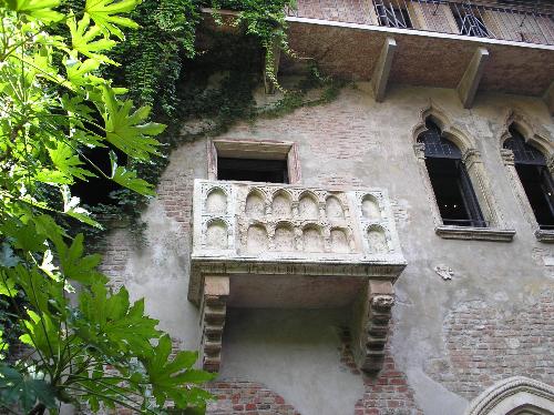 Romeo&Juliet - This is the famous balcony of Juliet's home. This summer I saw it for the first time, it was romantic thinking to Shakespeare's novel.You can visit also her home and take a photo over the balcony. If you have a boyfriend you can play Shakespeare's act: 'Oh Romeo...Romeo...Why are you Romeo?' eheh...It's Nice! Have you ever seen it?  Do you love Romeo&Juliet's story?