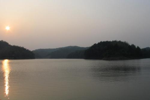 my hometown - This is a beautiful place called 'Tao Hua Jiang' in my hometown. The small but beautifl town called 'Tao Jiang' which stands in the south of China is my hometown. Its good view attract a lot of people to visit every year.