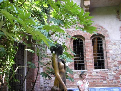 Juliet - Juliet&#039;s statue in her home. Everybody wants to take a photo with her. 