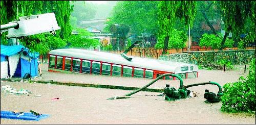 26 July 2005, Mumbai. - This is the photo of the havoc which was caused during the deluge in Mumbai during 26 July 2005.