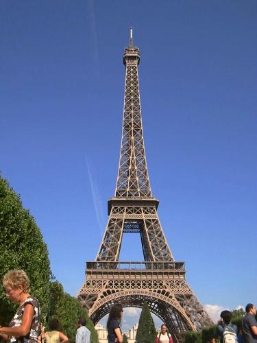 Eiffel tower - Early morning at the Eiffel tower square