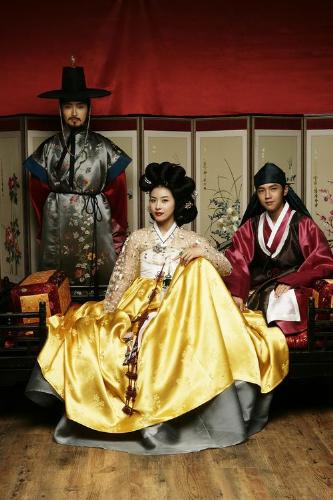hwang jin yi - This is a true story of an entertainer who is well good in writing poem and who loves dancing as an art that will uplift the spirit of Korea's Culture. This story is an eye opener for everybody in the entertainment.