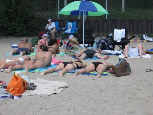 beach - People are exposed to sunlight.