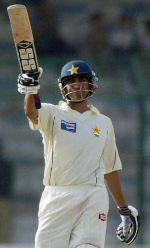 Younis Khan - Younis Khan acknowledging after scoring a fifty against SA