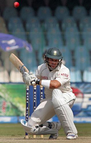 Marck Boucher - Mark Boucher facing a bouncer