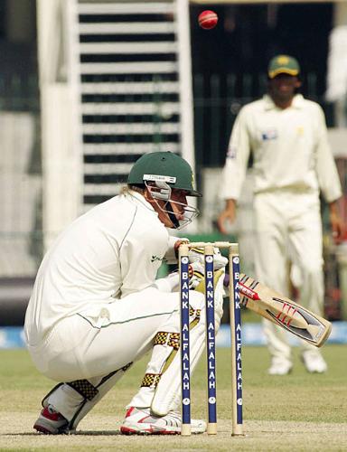 Paul Haris - Paul Harris facing a bouncer from Pakistani bowlers