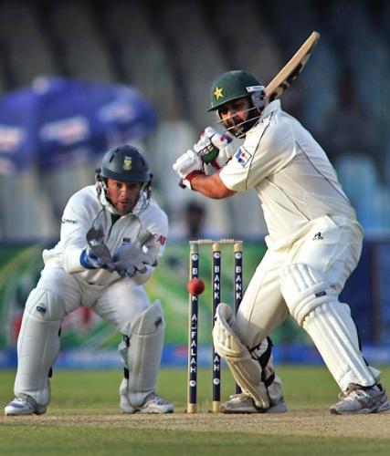 Inzamam - Inzamam-ul-Haq playing a great shot