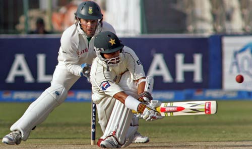 Kamran Akmal - kamran Akmal playing a sweep shot
