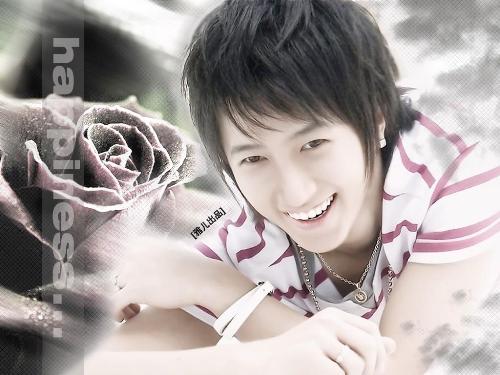 a smile boy - A chinese boy,as the first member in super junior singing and dancing in Korea,is always smiling.