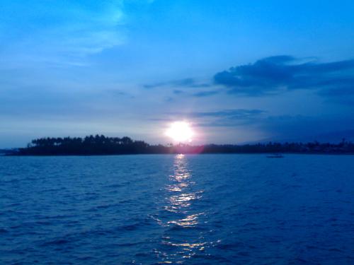 Sunset in Sorsogon Bay - Just taken using my N70 phone so sorry bout' the quality. Just had a 1-week vacation in Bicol and felt melancholic so I took this shot. I always loved sunsets. It reminds me of all the things God has done for me and gives me a warm fuzzy feeling^_^.