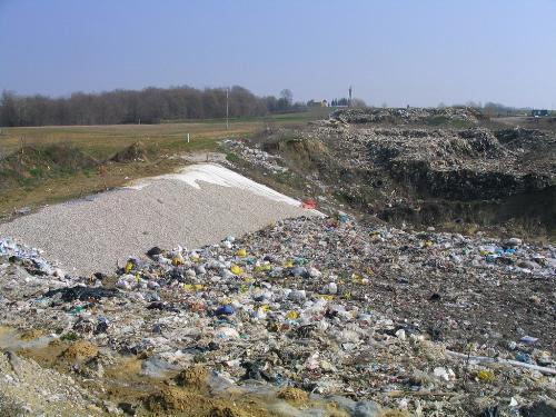 Wastes -  A photograph of poorly maintained waste pit. No proper disposal technique has been imposed and the garbage is truly a threat to the immediate surroundings.