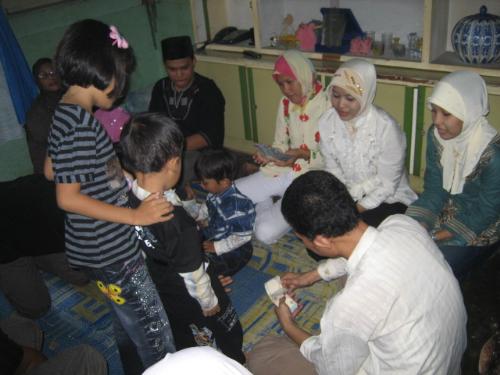 Lebaran 1428 H - Bagi-bagi THR di acara Lebaran 1428 H/ 2007 M