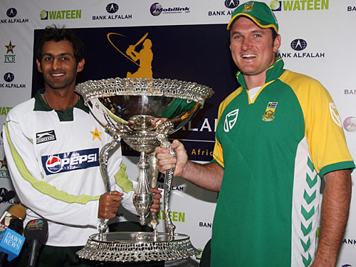 PAK SA ODI Trophy - Shoaib malik and Greame Smith posing with the ODI trophy
