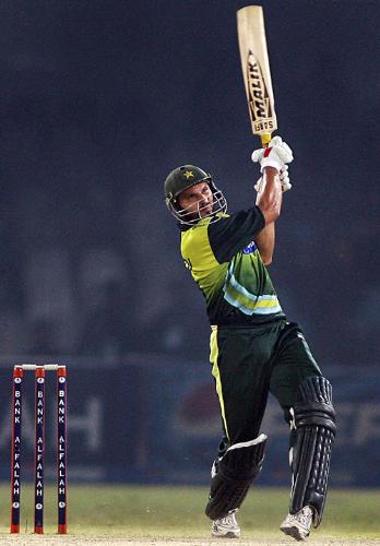 Shahid Afridi - Shahid Afridi striking a biggy