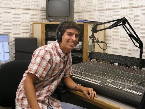 that's NOT me in the picture - picture of some goofball with oversized teeth at the Tech Op board for a radio station somewhere in dems U.S.A.'s.