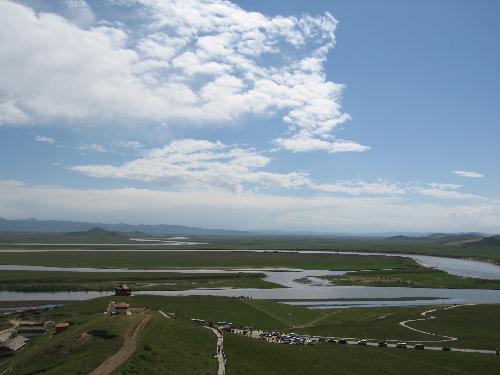 a river went through - this summer i with my family went to Hongyuan,it's amazing place and very beautiful