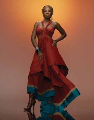 Mary J. Blige - The Queen of r&b in a beautiful dress