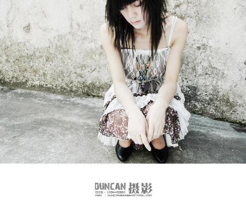 gorgeous! charming girl, I never see like her befo - the man with a girlfriend like her is the most happy one. single color, simple background, make the picture great.