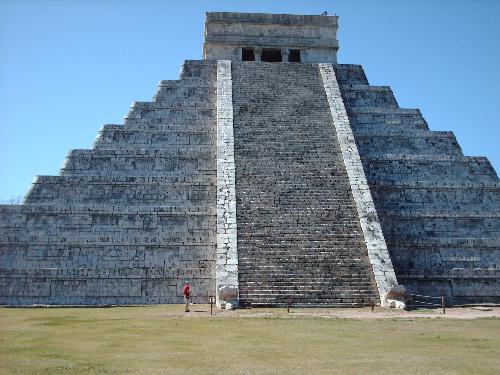 Chichen Itza - This is the big pyramid at chichen itza. el castillo I believe it is called