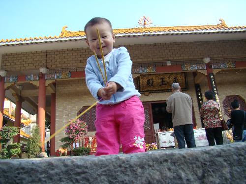 born joss sticks - My baby, took three joss sticks, study praying from adults.