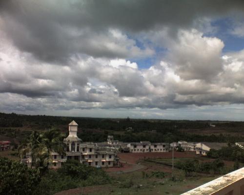 looks like heaven......r8 - this is a outlay of my college,it has been taken in monsoon as we see a great frame. the snap is taken from mens hostel almost getting the administrative block and half of the campus...  looks like a gr8 campus r8