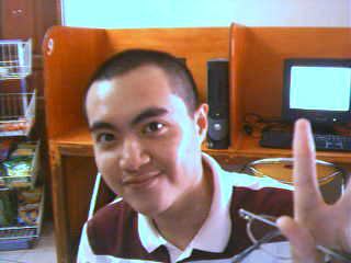 azree - in cybercafe lol...