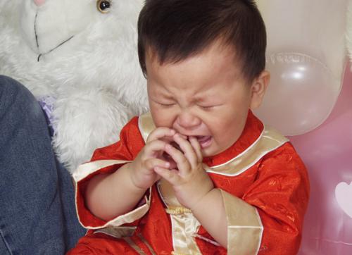 a crying baby - a crying baby photo