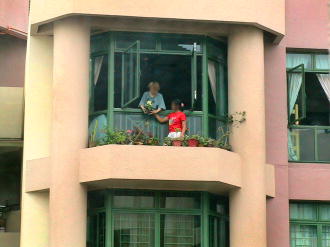 Maid on ledge 10 storeys up to tend to plants - The owner supervising her maid, who is standing on a ledge not meant for anything heavy. Maid on ledge 10 storeys up to tend to plants - The owner supervising her maid, who is standing on a ledge not meant for anything heavy.