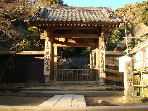 Enkakuji -  This is where you should go if u want to avoid tourists, and simply find your inner peace.   All u need to do is bask in the ambience of this temple and let your mind be free.