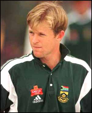 jonty rhodes - Is there any player who can be as rhodes. for me the answer is definetely 'NO'.the way fields n the way he catches the ball is simply outstanding.I think our board members should appoint him as our fielding coach at any cost.I think he will be the only fielding coach who can change the indian cricket future.