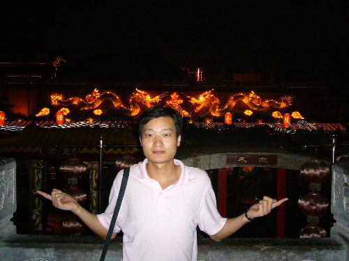 I was standing beside the Qinghuai River - Hi,another picture took in Nanjing,It is a important river in Nanjing,it was the night,look at my gesture in it,Is it cool?!Ye