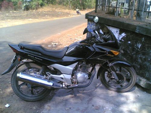 herohonda karizma - hero honda karizma kept infront of computer center cusat