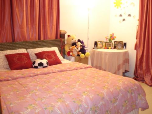 my lovely room - :)This is my room. I always cleaned it. I loved to clean my room. I woke early mornin' to clean it well before i go to work. What do you think? is is nice? And also i am the one who choose the color cuz i love it! and it's my fav. also.