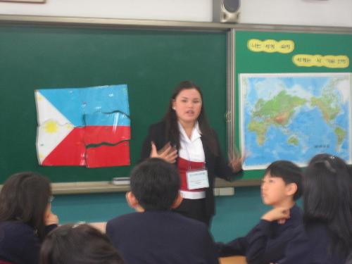 teaching Korean pupils - oh i was so amazed how well they can put together the Philippine flag puzzle