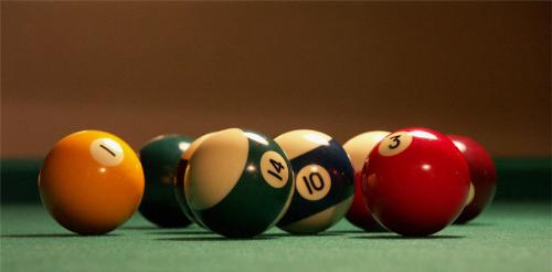 billiards - 800px-Billiards_balls2