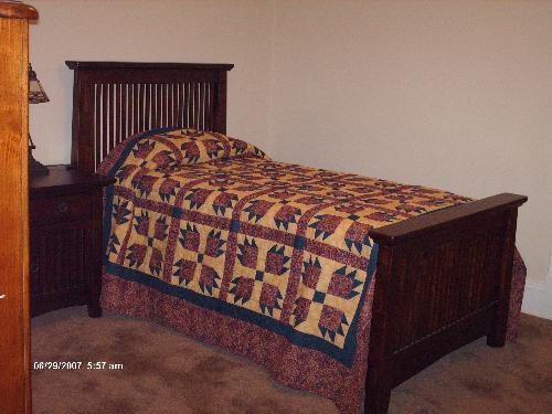 Bedroom - No, I did not make the quilt. I bought it at Cracker Barrel. I have made quilt tops, but never finished anything but a couple of baby quilts. I've also made quite a few comforter covers in piecework. Perhaps I'll photograph my quilt tops someday.