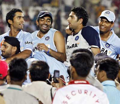 yuvraj,uthappa,pathan and karthik - yuvraj,uthappa,pathan and karthik are happy on winning the 20-20 cup