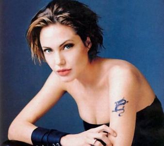 Tomb Raider Actress - wow what a picture of Lara Croft. I love this picture.  I loved in the movies and wish I could see more tomb Raider movies with her in them.