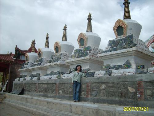 white tower - miracle tower, in fact,it is the box used to load ashes of the Lama of high steps.