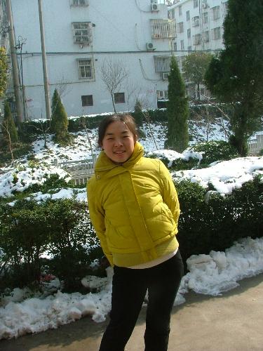 It was snowing! - This photo was taken at my hometown in 2006.It was the first and the last snowing at there that year.Because my hometown is at south china where snowing is so infrequent.Maybe my hometown are far lagging behind Beijing, but as the song says:'I miss my hometown,though it's nothing special.'