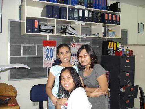 still @ the office - with malou and diane..having nothing to do =)