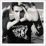 Mraz - Jason Mraz with hands in front of face