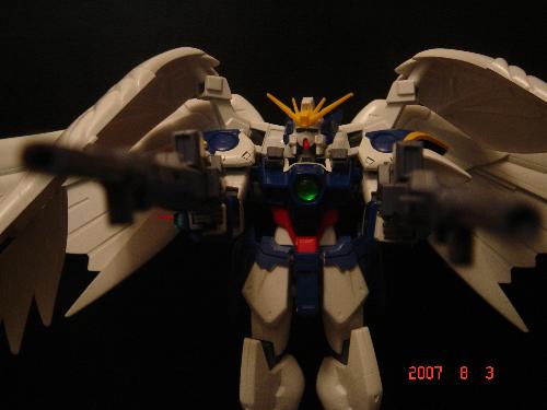 Wing-Gundam Zero Custom - Wing Gundam with a closeup shooting position