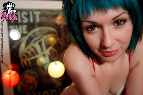 bee - bee of suicide girls
