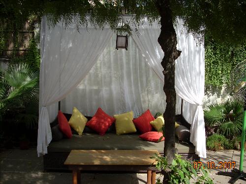 cool decor- its a restaurent near taj mahal .. - cool color and lokking beautiful